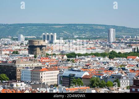 WIEN - 7. MAI: Einer der berühmten Flaktürme aus dem 2. Weltkrieg im Augarten in Wien, Österreich mit blauem Himmel am 7. Mai 2018 Stockfoto