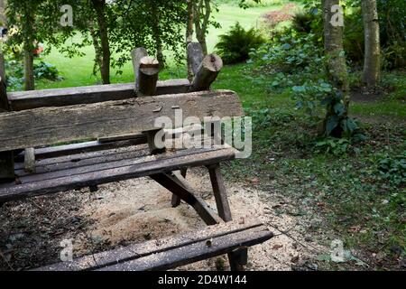 Aus alten Zaunpfählen, Planken und einem Picknicktisch gefertigt, erfüllt ein selbstgemachtes Sägepferd seinen Zweck auf dem Kleinbetrieb in Nidderdale, 900 Meter Stockfoto