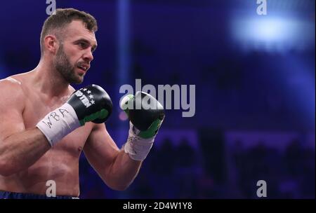 Magdeburg, Deutschland. Oktober 2020. Boxen: WM-Kampf zwischen D. Bösel und R. Krasniqi, IBO-Weltmeisterschaft und WBA-Zwischenweltmeisterschaft im leichten Schwergewicht. Dominic Bösel ist im Ring. Quelle: Ronny Hartmann/dpa-Zentralbild/dpa/Alamy Live News Stockfoto