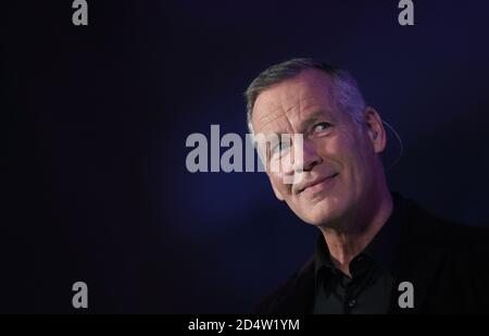 Magdeburg, Deutschland. Oktober 2020. Boxen: WM-Kampf zwischen D. Bösel und R. Krasniqi, IBO-Weltmeisterschaft und WBA-Zwischenweltmeisterschaft im leichten Schwergewicht. Der ehemalige Boxweltmeister Henry Maske lächelt. Quelle: Ronny Hartmann/dpa-Zentralbild/dpa/Alamy Live News Stockfoto