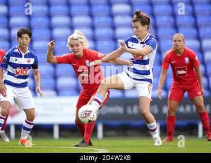 Mollie Green (links) von Birmingham City und Angharad James von Reading kämpfen während des Spiels der FA Women's Super League im Madejski Stadium, Reading, um den Ball. Stockfoto