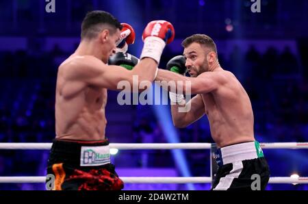 10. Oktober 2020, Sachsen-Anhalt, Magdeburg: Boxkampf: WM-Kampf zwischen D. Bösel und R. Krasniqi, IBO-Weltmeisterschaft und WBA-Zwischenweltmeisterschaft im leichten Schwergewicht. Robin Krasniqi (l) beim Boxen gegen Dominic Bösel. Krasniqi ist der neue Weltmeister im leichten Schwergewicht aufgrund eines überraschenden K.O.-Sieges gegen Dominic Bösel. Foto: Ronny Hartmann/dpa-Zentralbild/dpa Stockfoto