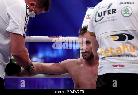 10. Oktober 2020, Sachsen-Anhalt, Magdeburg: Boxkampf: WM-Kampf zwischen D. Bösel und R. Krasniqi, IBO-Weltmeisterschaft und WBA-Zwischenweltmeisterschaft im leichten Schwergewicht. Dominic Bösel sitzt nach seiner K.O.-Niederlage in seiner Ringecke. Foto: Ronny Hartmann/dpa-Zentralbild/dpa Stockfoto