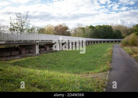 Einlaufkonstruktion für das Rückhaltegebiet zwischen Köln-Langel und Niederkassel-Lielsdorf, Nordrhein-Westfalen, Deutschland. Während Überschwemmungen des RHI Stockfoto