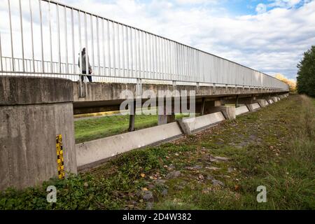 Einlaufkonstruktion für das Rückhaltegebiet zwischen Köln-Langel und Niederkassel-Lielsdorf, Nordrhein-Westfalen, Deutschland. Während Überschwemmungen des RHI Stockfoto