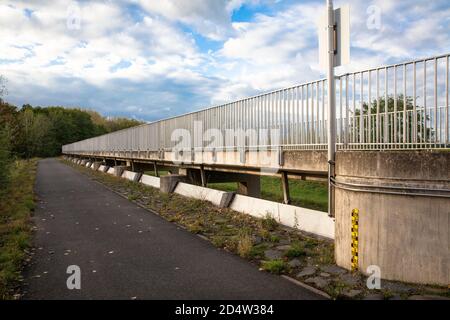 Einlaufkonstruktion für das Rückhaltegebiet zwischen Köln-Langel und Niederkassel-Lielsdorf, Nordrhein-Westfalen, Deutschland. Während Überschwemmungen des RHI Stockfoto