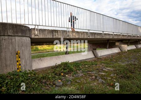 Einlaufkonstruktion für das Rückhaltegebiet zwischen Köln-Langel und Niederkassel-Lielsdorf, Nordrhein-Westfalen, Deutschland. Während Überschwemmungen des RHI Stockfoto