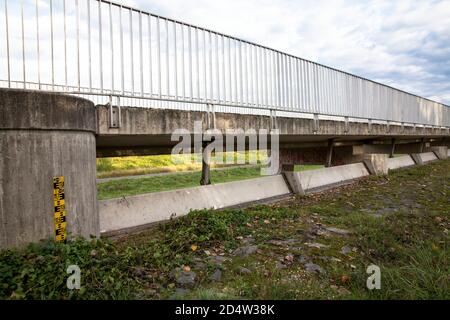 Einlaufkonstruktion für das Rückhaltegebiet zwischen Köln-Langel und Niederkassel-Lielsdorf, Nordrhein-Westfalen, Deutschland. Während Überschwemmungen des RHI Stockfoto