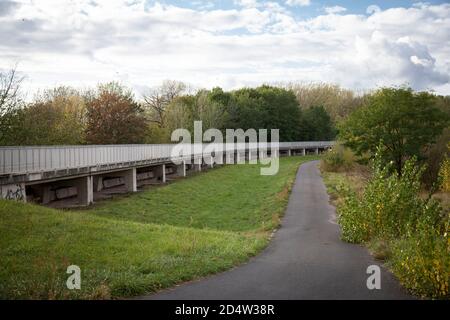 Einlaufkonstruktion für das Rückhaltegebiet zwischen Köln-Langel und Niederkassel-Lielsdorf, Nordrhein-Westfalen, Deutschland. Während Überschwemmungen des RHI Stockfoto