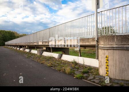 Einlaufkonstruktion für das Rückhaltegebiet zwischen Köln-Langel und Niederkassel-Lielsdorf, Nordrhein-Westfalen, Deutschland. Während Überschwemmungen des RHI Stockfoto