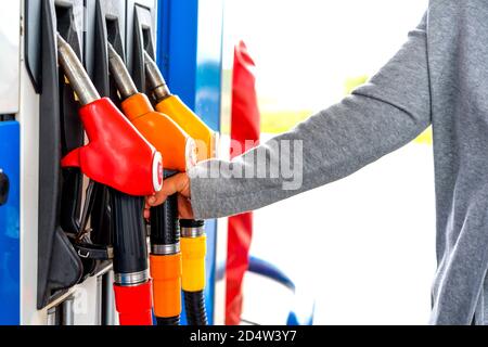 Nahaufnahme der Hand einer Frau mit einer Zapfpistole an einer Tankstelle. Tankstelle. Füllstation. Benzin. Benzin. Stockfoto