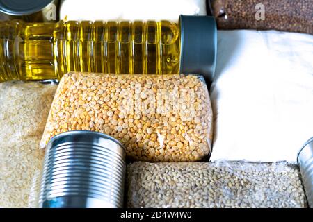 Essen zum Spenden. Gesunde Lebensmittel für die Lieferung von Lebensmitteln. Set von rohen Getreide, Getreide und Konserven. Flache Lay-Optik. Blick von oben. Stockfoto