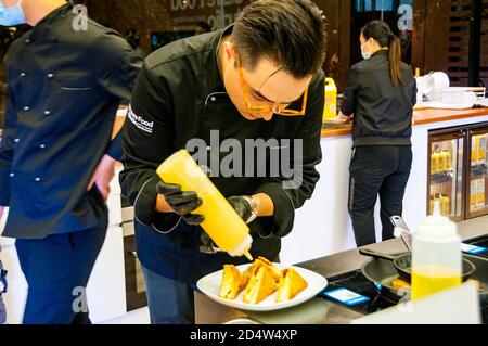 Küchenchef Andrew Moo Kochen Ei und Pflanze Chorizo gegrillten Käse Im Future Food Studio durch ein Pop-up In Shanghai mit einem pflanzlichen Ei-Ersatz Stockfoto