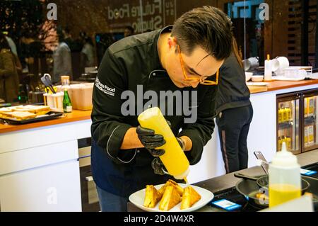 Küchenchef Andrew Moo Kochen Ei und Pflanze Chorizo gegrillten Käse Im Future Food Studio durch ein Pop-up In Shanghai mit einem pflanzlichen Ei-Ersatz Stockfoto