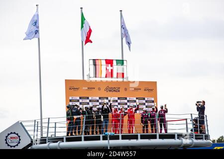 Monza, Italien. Oktober 2020. 74 Broniszewski Michael (pol), Cadei Nicola (ita), Perel David (zaf), Kessel Racing, Ferrari 488 GTE Evo, Action 77 Ried Christian (deu), Beretta Michele (ita), Picariello Alessio (bel), Dempsey - Proton Racing, Porsche 911 RSR, Action 83 Gostner Manuel (ita), Gatting Michelle (dnk), Frey Rahel (Lynch), Iron Ferrari 488 GTE Evo, Action Podium während der 4 Stunden von Monza 2020, 4. Lauf der 2020 European Le Mans Series, vom 9. Bis 11. Oktober 2020 auf dem Autodromo Nazionale di Monza, Italien - Photo Germain Hazard / DPPI Credit: LM/DPPI/Germain Hazard/Alamy Stockfoto