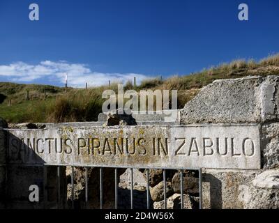 St. Piran's Oratory, Perranporth, Cornwall, eine der ältesten christlichen Kirchen des Landes, vor kurzem wurde es in einer Betonschale für prote eingeschlossen Stockfoto