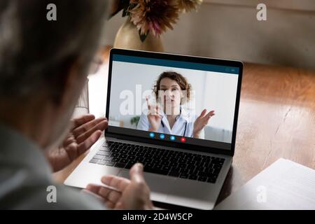 Ältere Mann sprechen konsultieren Sie online mit Arzt Stockfoto