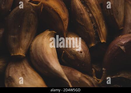 Geröstete Knoblauchzehen Makro Nahaufnahme, selektiver Fokus Stockfoto