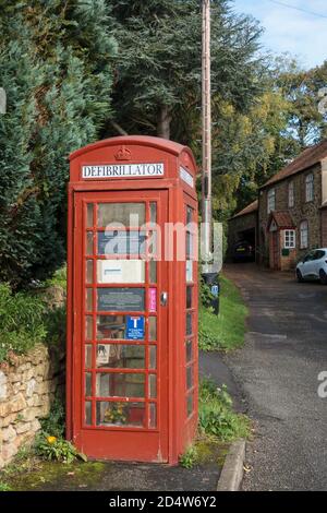 Defibrillator und Dorfbibliothek in alten Telefonkasten Tealby Lincolnshire 2020 Stockfoto