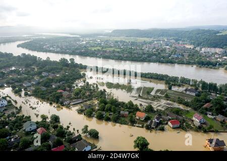 Klimawandel und die Auswirkungen der globalen Erwärmung. Überflutetes Dorf, Bauernhöfe und Felder nach heftigen Regenfällen. Umweltkatastrophe. Konzept von Stockfoto