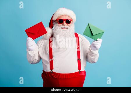 Porträt seiner er schön attraktiv fröhlich zuversichtlich dicken weißhaarigen Santa Vater hält in den Händen bunte Umschläge Saison Verkauf Angebot Isoliert Stockfoto