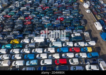 Luftaufnahme von Gebrauchtwagen auf einem Hafenterminal Stockfoto