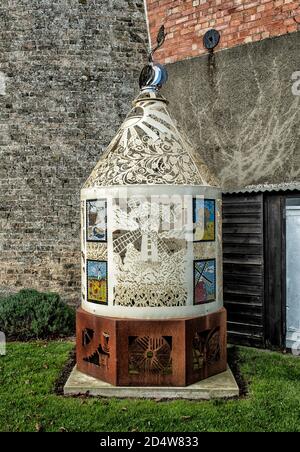 Metallkunst an der Seite von Molton Mill, in Lincolnshire. Stockfoto