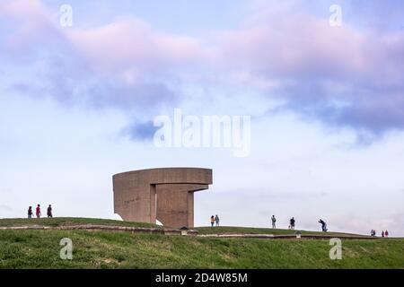 Spanien; Sep 2020: 'Elogio del Horizonte' (Laudatio des Horizonts), von Eduardo Chillida. Berühmtes Denkmal am Meer aus Beton. Menschen, die vorbei gehen, Stockfoto