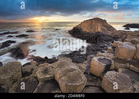 Riesige Causeway Felsen bei Sonnenuntergang in Nordirland Stockfoto