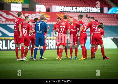 Herning, Dänemark. Juni 2020. Die Spieler von Aarhus GF versammeln sich im Kreis während des 3F Superliga-Spiels zwischen FC Midtjylland und Aarhus GF in der MCH Arena in Herning. (Foto: Gonzales Photo - Morten Kjaer). Stockfoto