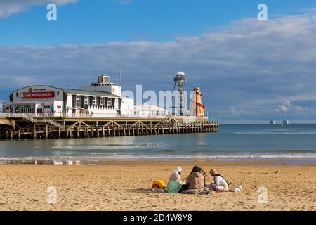 Bournemouth, Dorset, Großbritannien. Oktober 2020. Wetter in Großbritannien: Schöner Abendsonne an den Stränden von Bournemouth, da der Bournemouth Pier in der Sonne gebadet ist. Quelle: Carolyn Jenkins/Alamy Live News Stockfoto