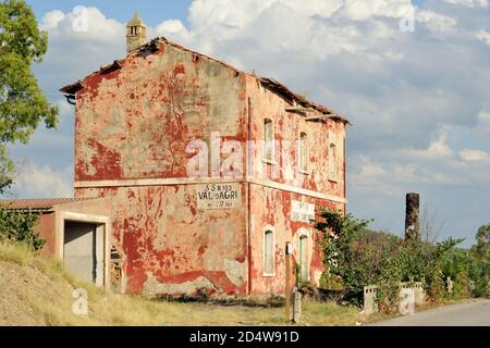 Italien, Basilicata, State Road 103, Casa Cantoniera, verlassenes Landhaus Stockfoto