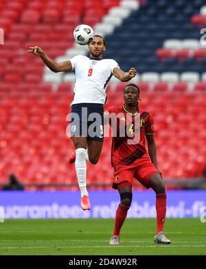 Der englische Dominic Calvert-Lewin (links) und der belgische Dedryck Boyata kämpfen während des UEFA Nations League Group 2, League A Spiels im Wembley Stadium, London, um einen Header. Stockfoto