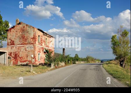 Italien, Basilicata, State Road 103, Casa Cantoniera, verlassenes Landhaus Stockfoto