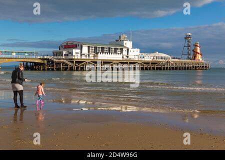 Bournemouth, Dorset, Großbritannien. Oktober 2020. Wetter in Großbritannien: Besucher genießen die herrliche Abendsonne an den Stränden von Bournemouth. Quelle: Carolyn Jenkins/Alamy Live News Stockfoto