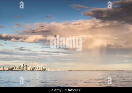 Nach dem Durchtränken in der Innenstadt von Toronto, wie vom Colonel Samuel Smith Park aus gesehen, fällt schwerer Herbstregen auf den Lake Ontario. Stockfoto