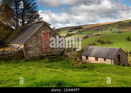 Großbritannien, England, Staffordshire, Moorlands, Flash, Gradbach, Spring Head Farm, Tür in Giebel Ende der kleinen Scheune Stockfoto