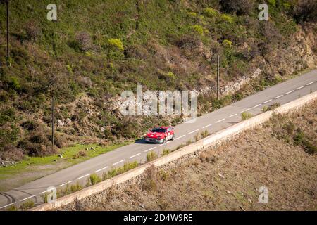 Col de San Colombano, Korsika, Frankreich - 8. Oktober 2020: Jean-Marc Bussolini & Julien Bussolini treten im Porsche 924 Carrera GT im 2020 T an Stockfoto