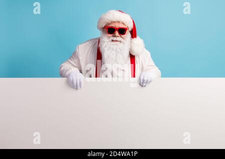 Porträt seiner er schön attraktiv funky fröhlich selbstbewusst weißhaarig Santa hält in den Händen, um die Werbung für das Copy Space Board zu demonstrieren Isoliert über Stockfoto