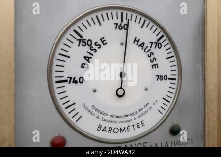 Vintage Wetterstation an der Wand Barometer, Hygrometer und Thermometer Stockfoto