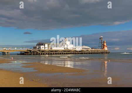 Bournemouth, Dorset, Großbritannien. Oktober 2020. UK Wetter: Bournemouth Pier ist in der schönen Abendsonne an Bournemouth Strände gebadet. Quelle: Carolyn Jenkins/Alamy Live News Stockfoto