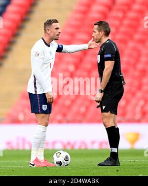 Der englische Jordan Henderson (links) spricht mit Schiedsrichter Tobias Stieler während des UEFA Nations League Group 2, League A Spiels im Wembley Stadium, London. Stockfoto