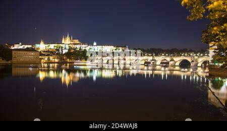 Pargue charles Brücke und prager Burg bei Nacht Reflexionen Fluss Stockfoto