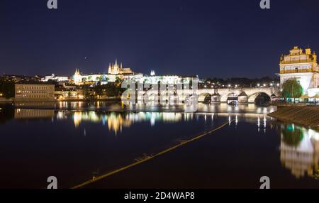 Pargue charles Brücke und prager Burg bei Nacht Reflexionen Fluss Stockfoto