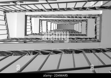 Abstrakter Hintergrund von der Treppe im Apartmentgebäude Stockfoto