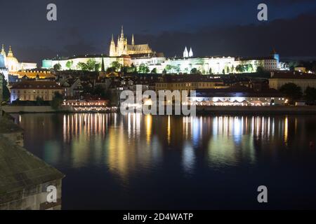 Pargue charles Brücke und prager Burg bei Nacht Reflexionen Fluss Stockfoto