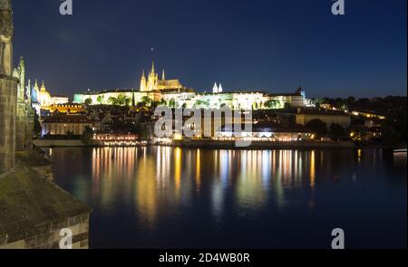 Pargue charles Brücke und prager Burg bei Nacht Reflexionen Fluss Stockfoto