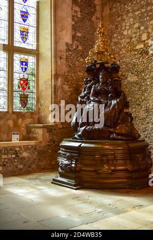 Die Statue der Königin Victoria in der Großen Halle von Winchester Castle, einem mittelalterlichen Gebäude in Winchester, Hampshire, England Stockfoto