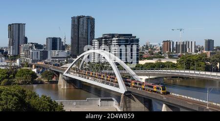 Brisbane, Australien - 21. März 2020: Ein Panoramablick auf Brisbane, Australien, einschließlich der Skyline der Stadt, dem Fluss, einer Brücke und einem Zug. Stockfoto