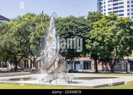 Brisbane, Australien - 21. März 2020: Ein Brunnen in einem Park in Brisbane, Australien, an einem sonnigen Tag. Stockfoto